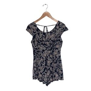 Catch Me Floral Romper Women’s  Size Medium Navy Beige Short Sleeve‎ Shorts NWOT